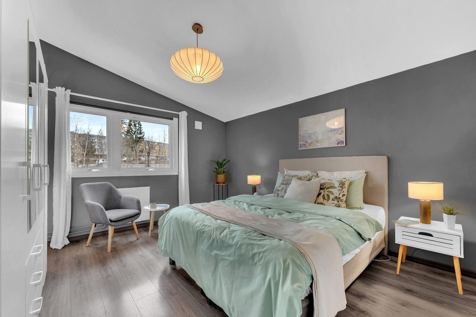 Romslig hovedsoverom med god plass til dobbeltseng med tilhørende nattbord. Galleribilde