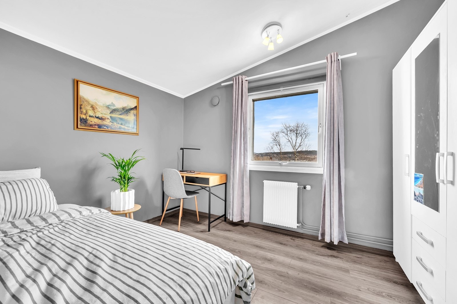 Soverom to er også av god størrelse og har plass til dobbeltseng og godt med oppbevaringsplass i garderobeløsning. Galleribilde