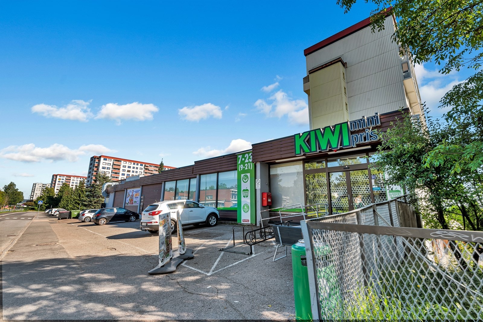 KIWI på Rødtvet ligger ca. 750 meter unna boligen. Åpningstider i hverdagen 07-23 og lørdag 09-21. Galleribilde