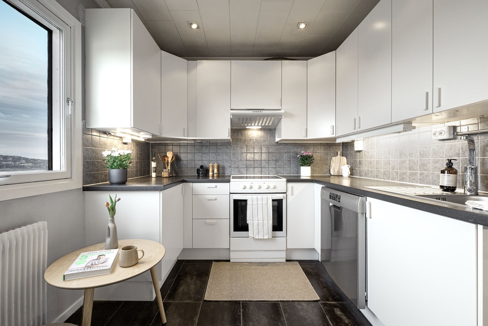 Her på kjøkkenet vil man ha god plass til spisebord om ønskelig. Galleribilde