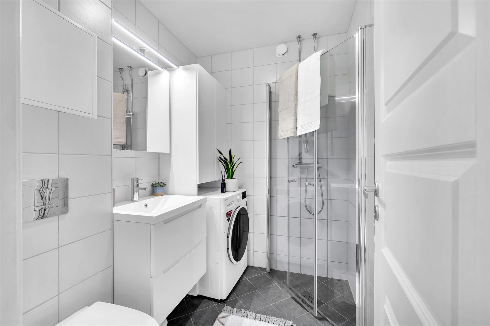 Flislagt baderom med varme i gulvet. Baderommet ble rehabilitert i 2019 i regi av borettslaget. Galleribilde