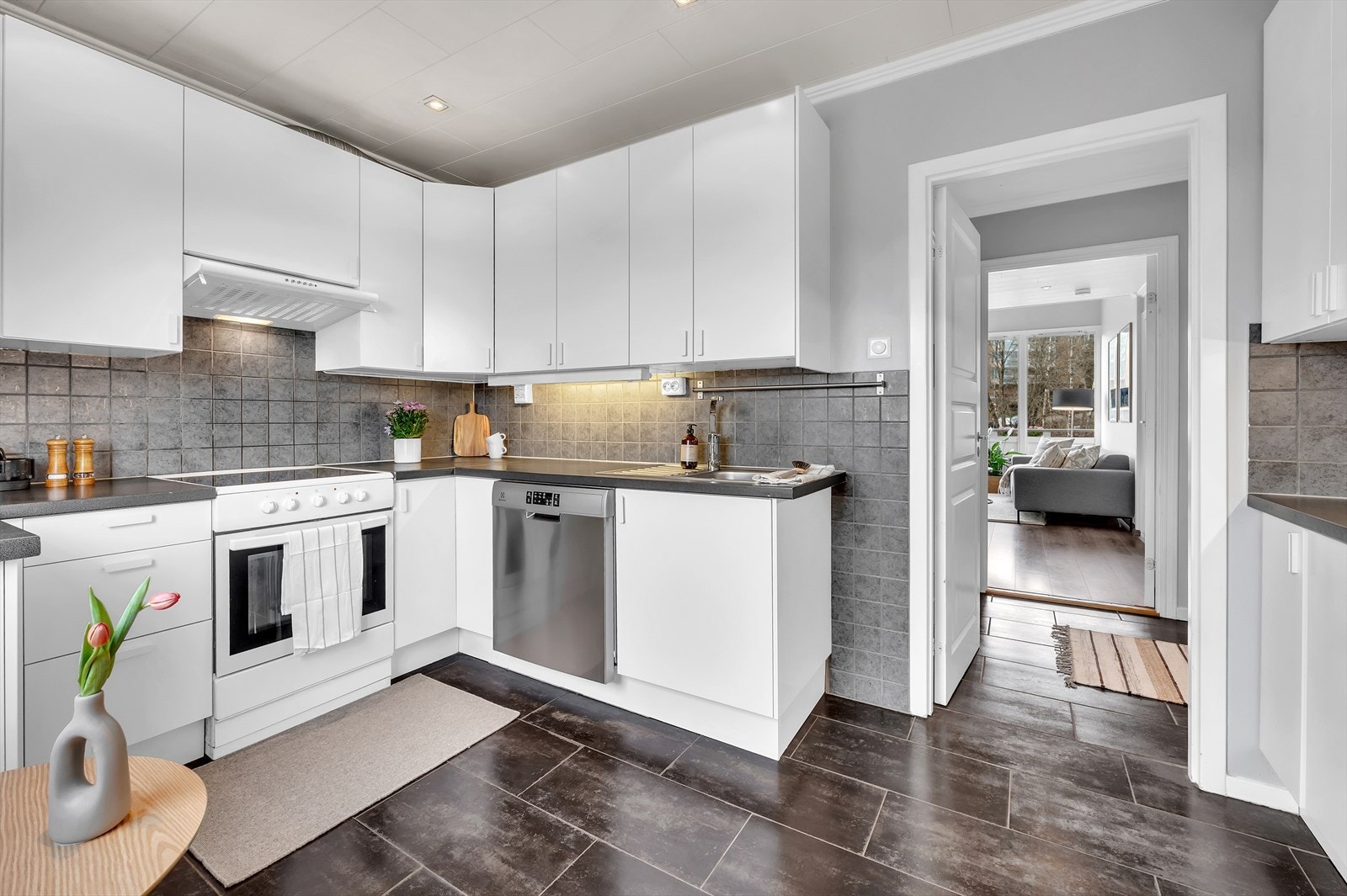 Separat og romslig kjøkken. Kjøkkenet har hvite slette fronter (2024) og benkeplate av laminat. Galleribilde