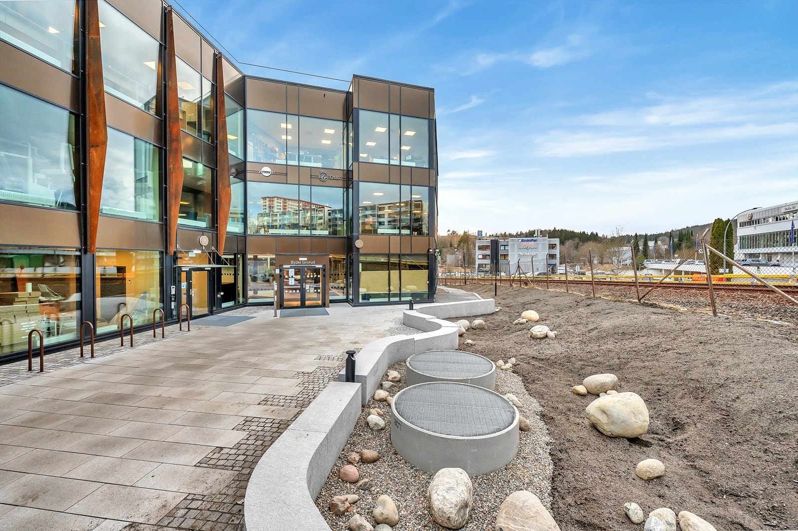 Nytt bydelshus på Kakkelovnskroken og ligger like ved T-banen. Galleribilde