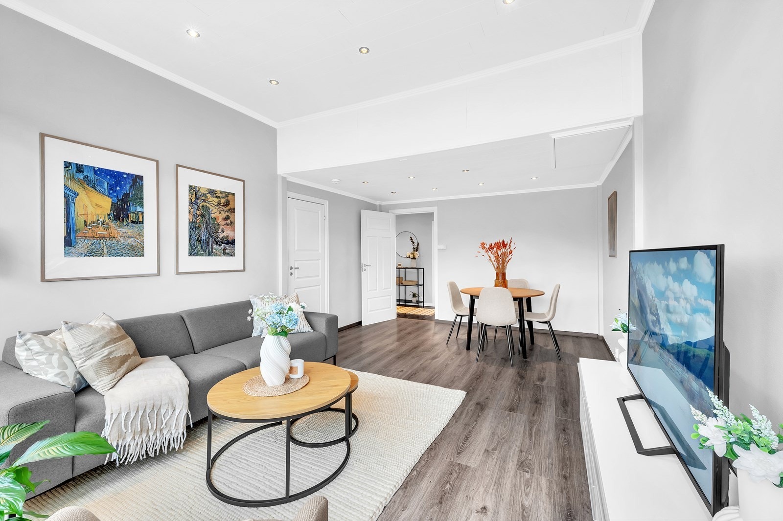 I stuen er det en hems på ca. 9 kvm med masse lagringsplass. Galleribilde