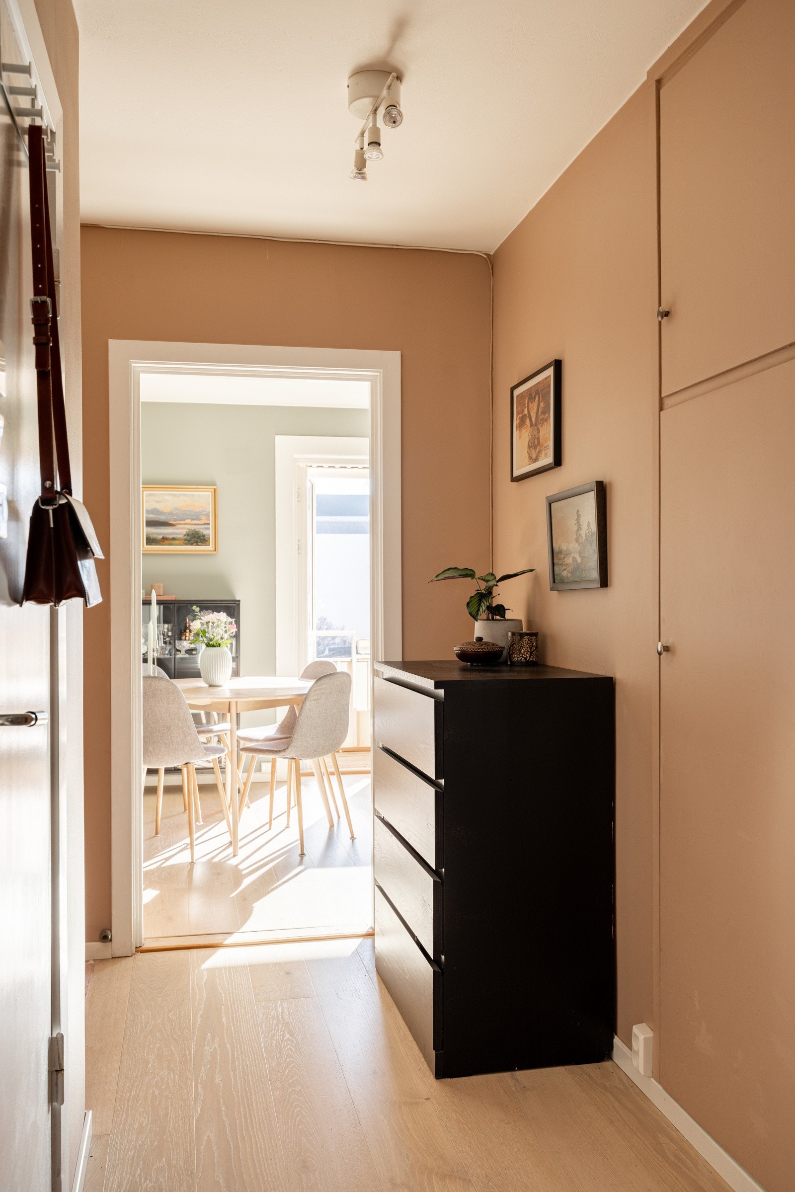 Leilighetens gang er pent malt i tidsriktige fargetoner og har den originale garderobeløsningen fra byggeår. Galleribilde
