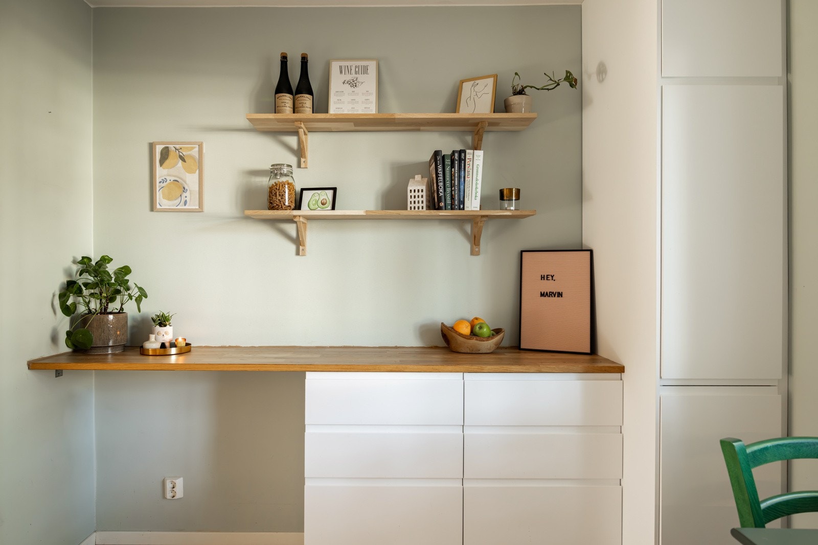 I selgers botid er det satt opp ekstra skap og oppbevaringsplass på kjøkkenet i samme fine stil som resten av kjøkkenet. Galleribilde