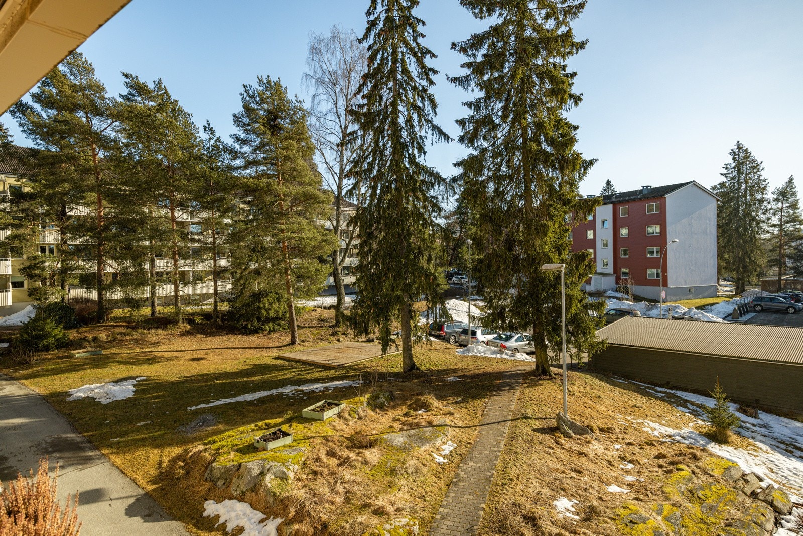 Luftig og grønt utsyn fra balkongen. Galleribilde