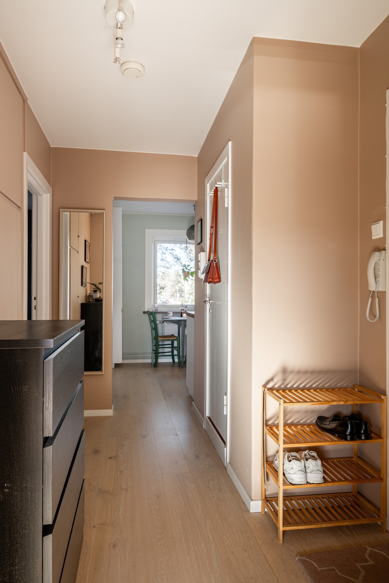 I tilknytning til entreen er inngangsdøren lyd- og brannklassifisert. Det er også callinganlegg med portåpner i entreen. Galleribilde