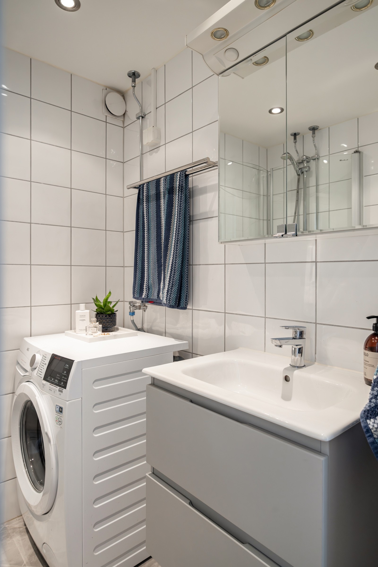 Ellers har badet nyere servantskap fra 2024 og opplegg for vaskemaskin. Galleribilde