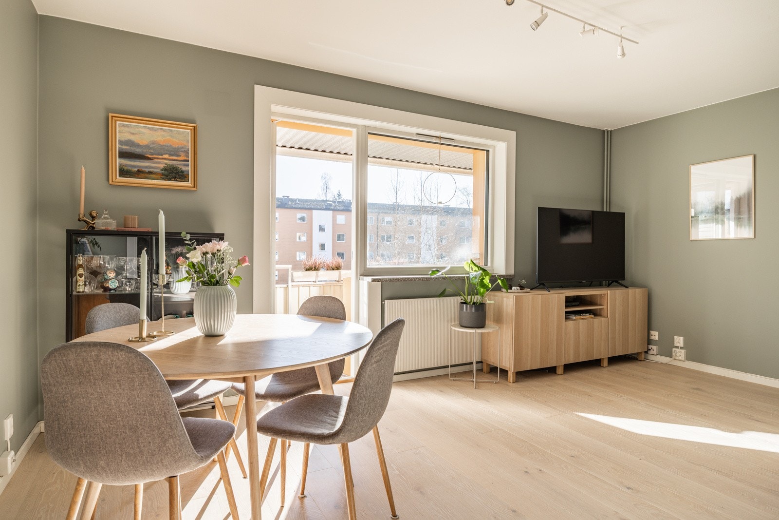 Boligen har pene og tidsriktige fargevalg på vegg, og lekker enstavsparkett på gulvet. De store vinduene (som forøvrig er nye fra 2020) slipper inn rikelig med dagslys! Galleribilde