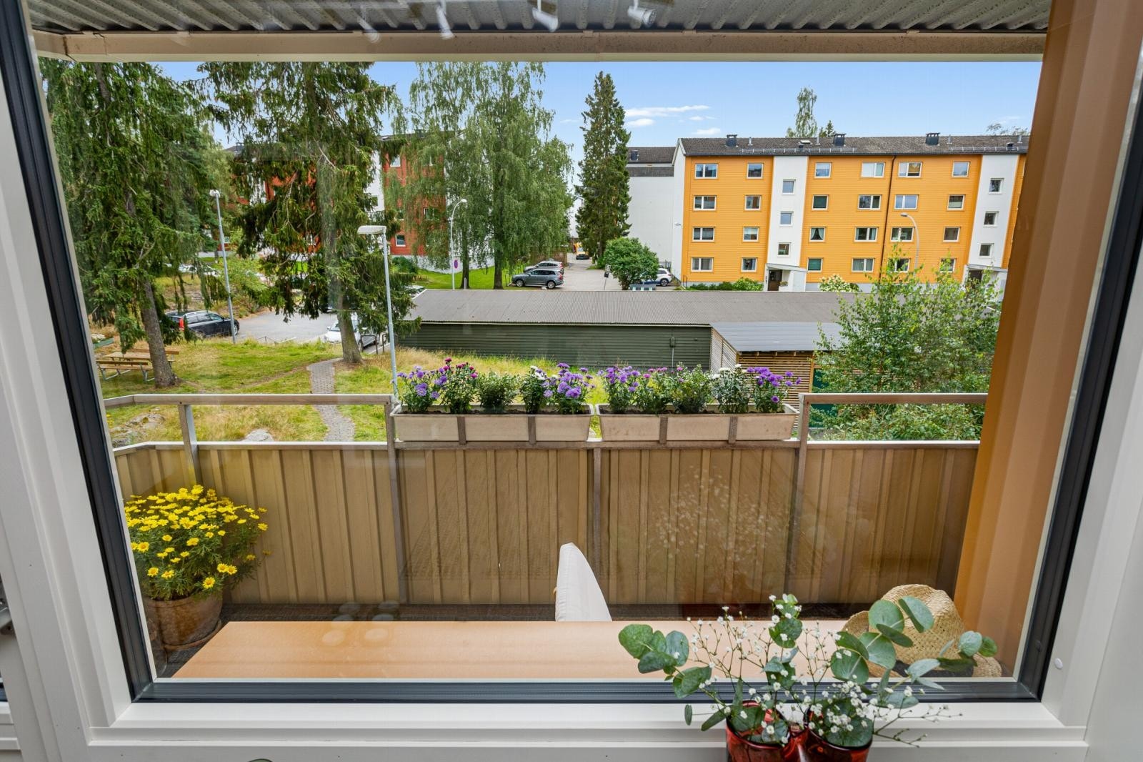 Grønt og pent utsyn fra stuevinduet på sommerstid. Galleribilde