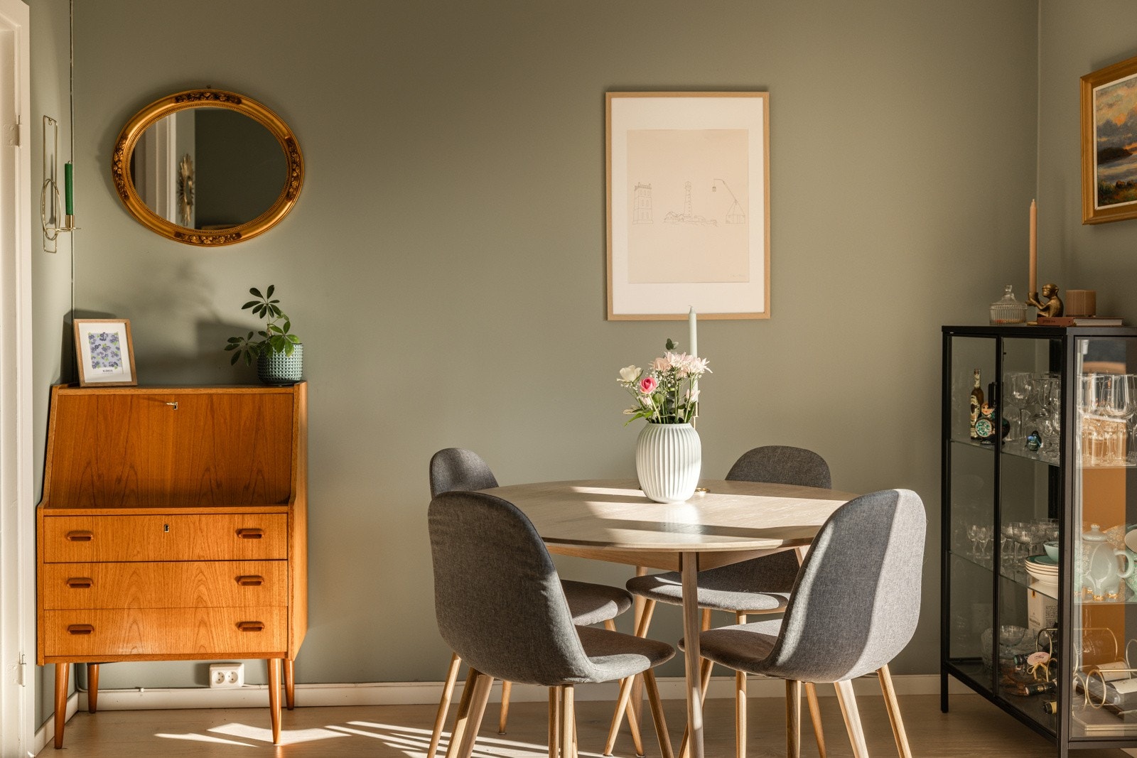 Stuen er av god størrelse med god plass til spisestue. Galleribilde