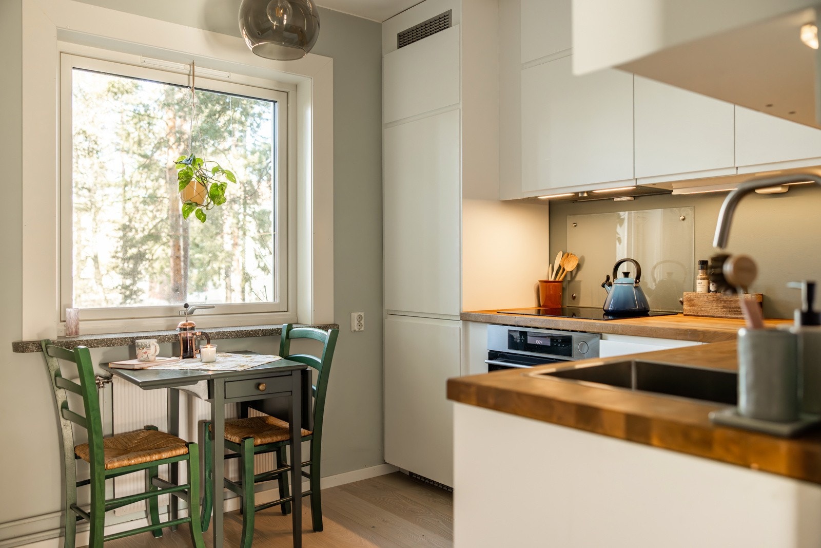 Kjøkkenet er av god størrelse med plass hyggelig spisekrok. Galleribilde