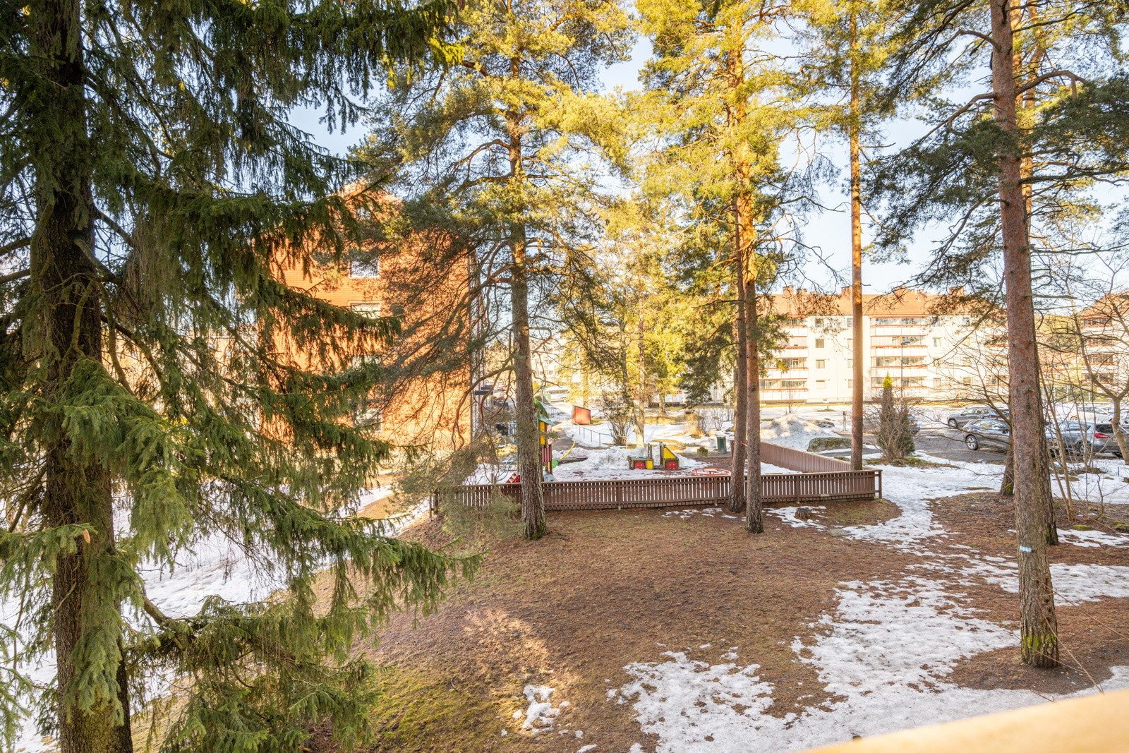 Grønt og pent utsyn fra soverom. Galleribilde