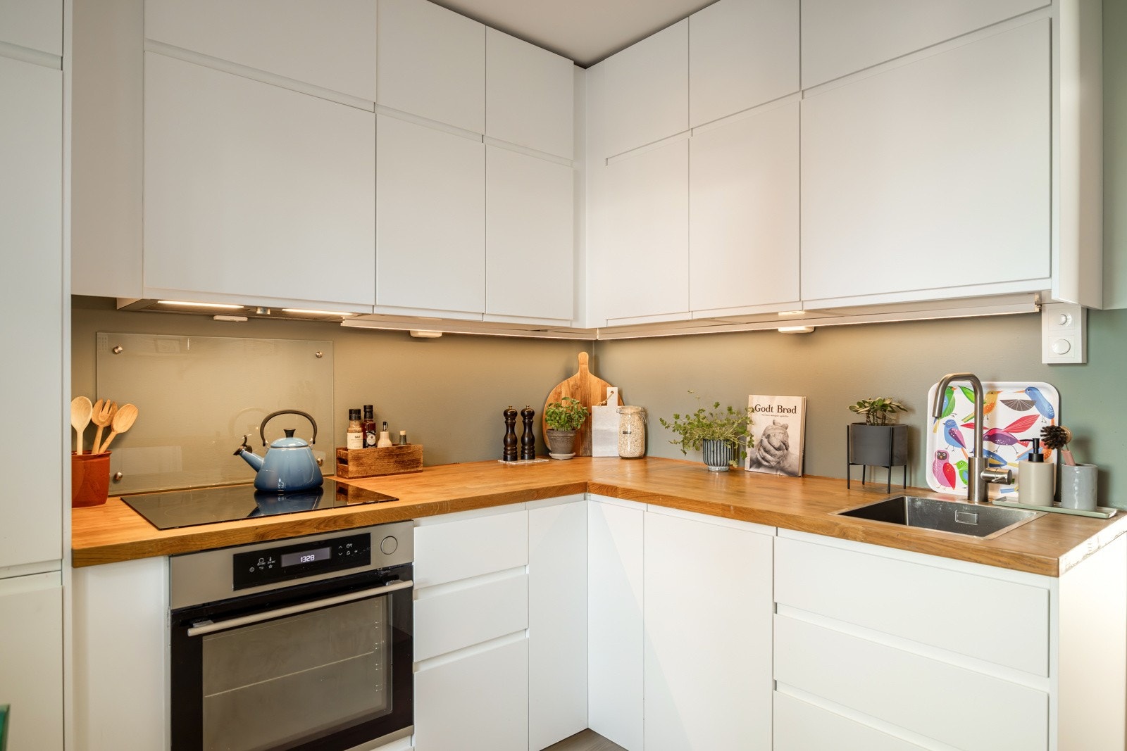 Kjøkkenet har ellers alle nødvendige hvitevarer. Disse medfølger i salget. I tillegg har kjøkkenet både waterguard og komfyrvakt. Galleribilde