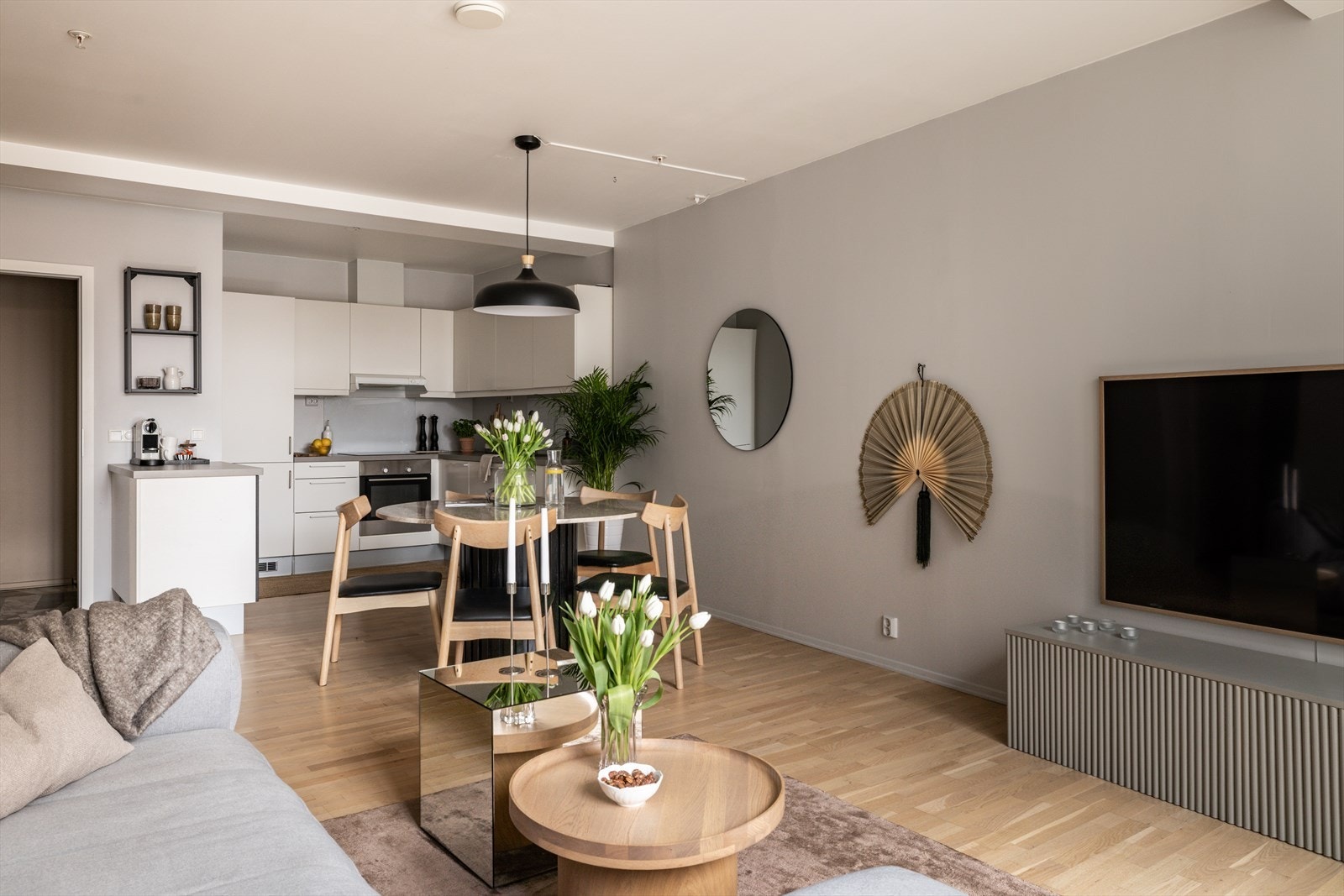 Stuen har en sosial romløsning med plass for sofagruppe, spisebord og annet møblement. Galleribilde