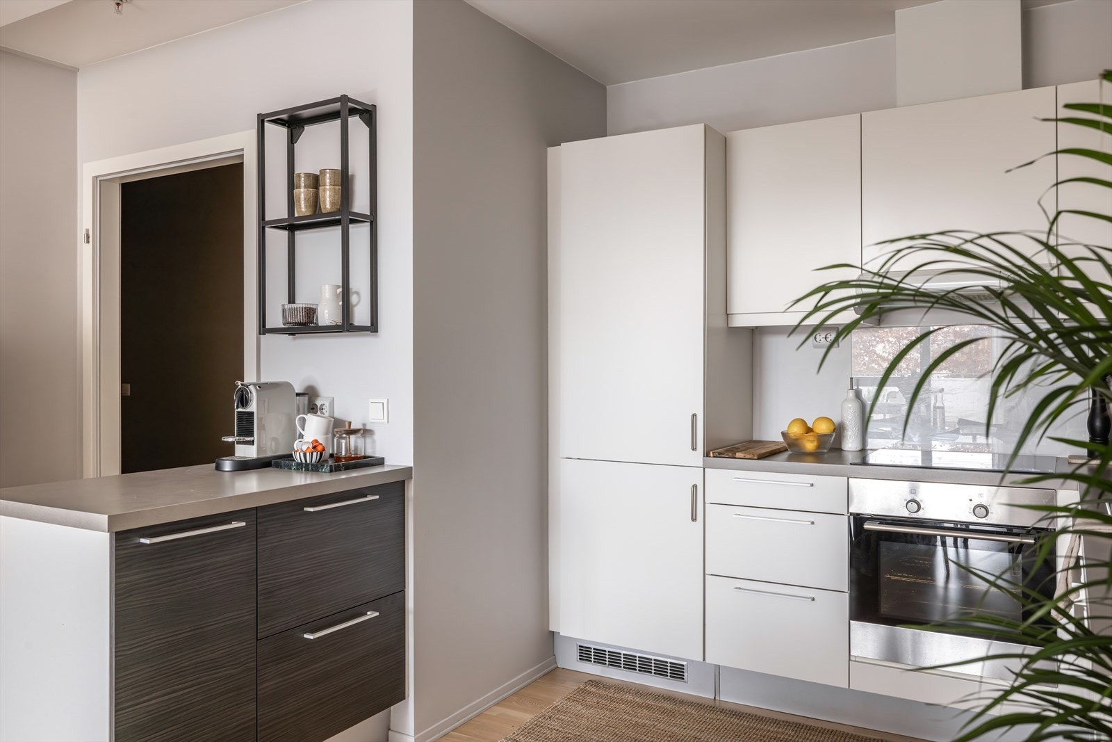 Med praktisk kjøkkenøy binder det stue og kjøkken naturlig sammen, i tillegg til ekstra oppbevaringsplass. Galleribilde