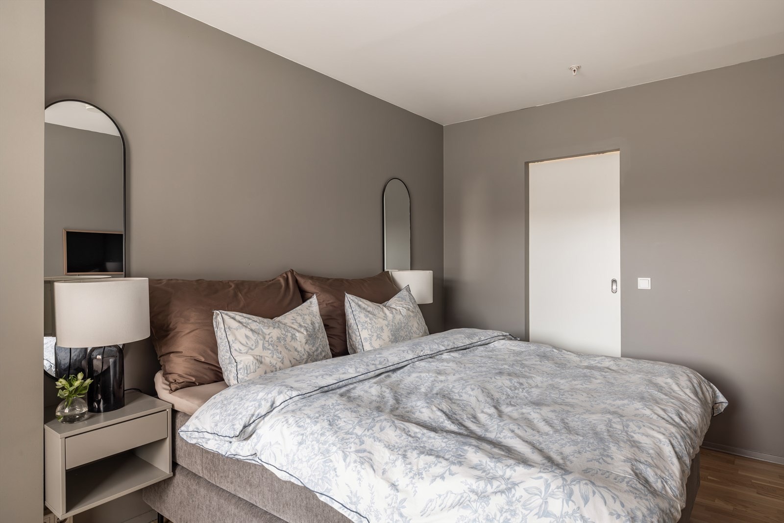 Fra hovedsoverommet er det adkomst til praktisk walk-in garderobe. Galleribilde