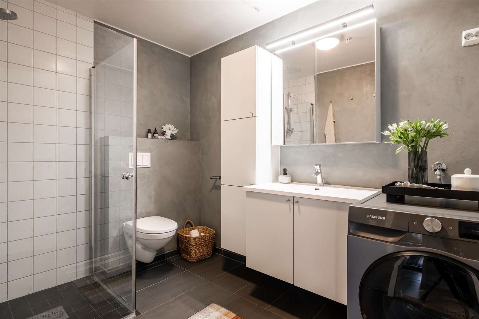 Et delikat bad med fliser på gulv og microsement på vegger, samt behagelig gulvvarme. Galleribilde