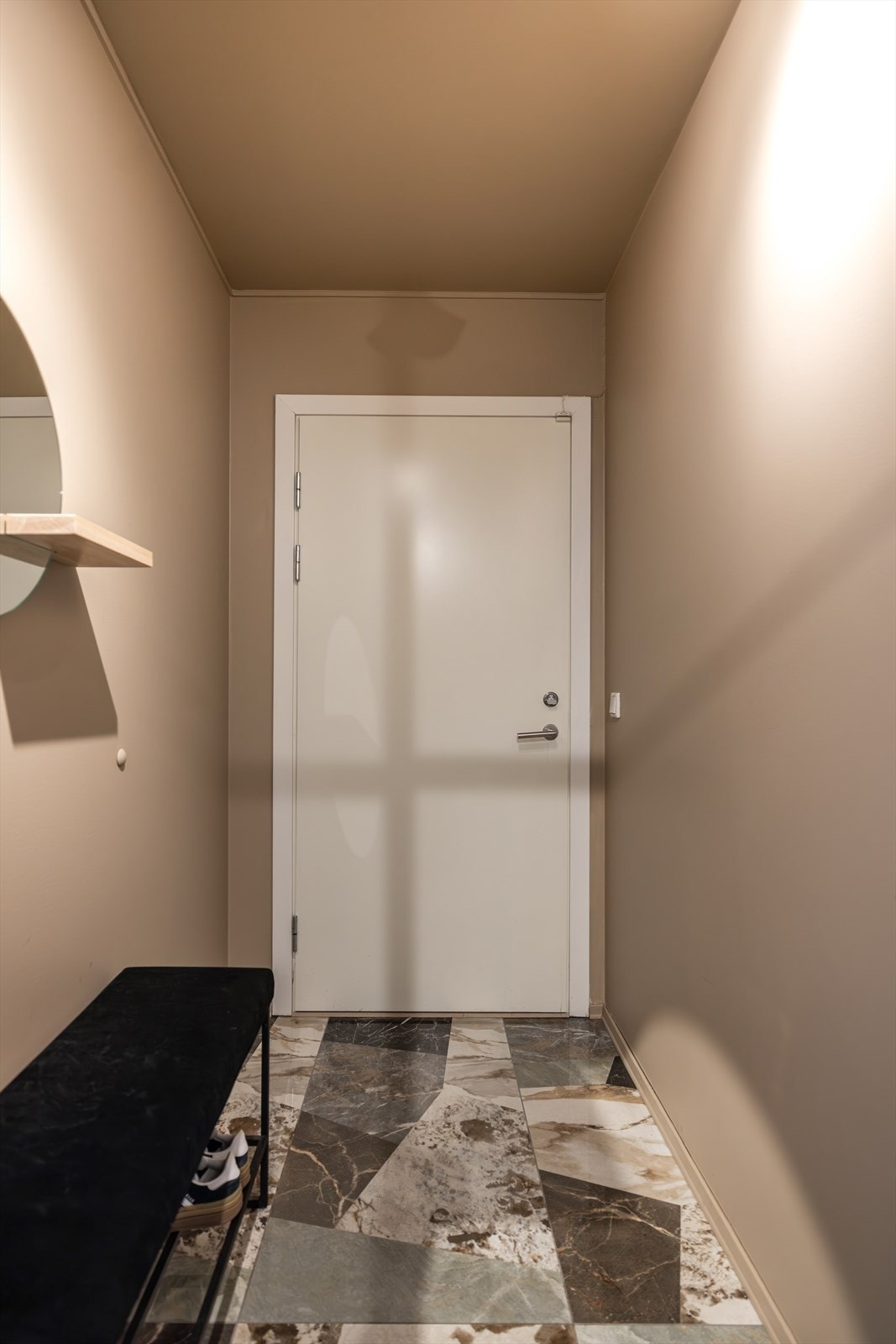 Det er satt inn stort garderobeskap med speilfornter som gir ekstra oppbevaringsplass. Det disponeres en bod i samme etasje på 5 kvm. Galleribilde