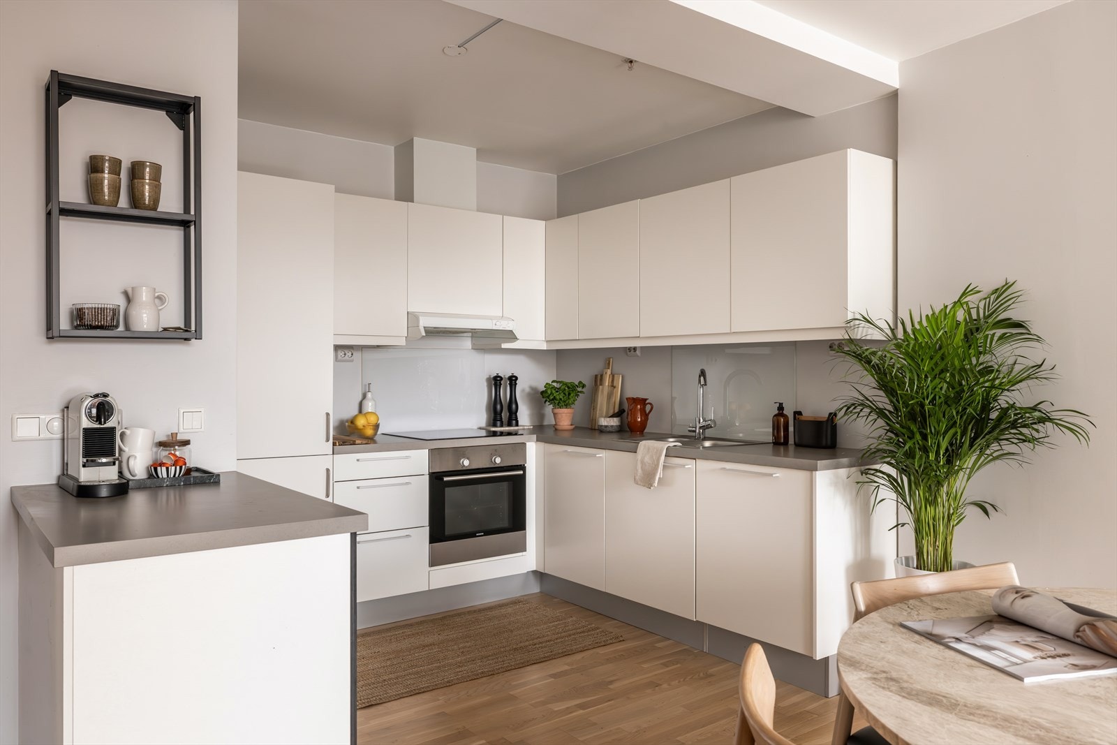 Kjøkkenet har rikelig med skap- og benkeplass, for både oppbevaring og matlagning. Galleribilde