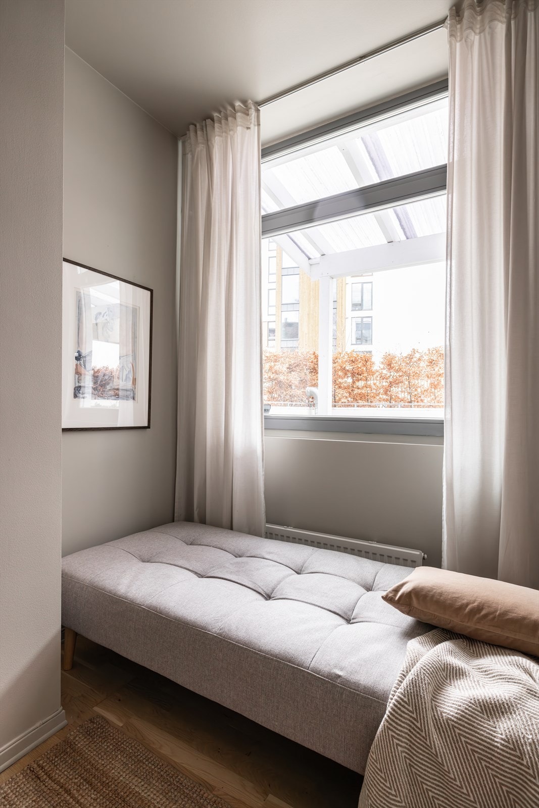 Det er plass for seng, garderobeskap og pult. Galleribilde