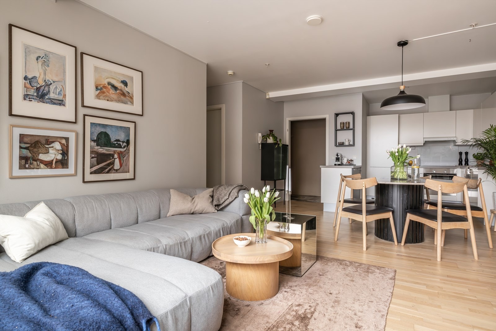 Boligen ble ombygget til leilighet i 2012, fremstår moderne med god standard, store vinduer og smart planløsning. Galleribilde