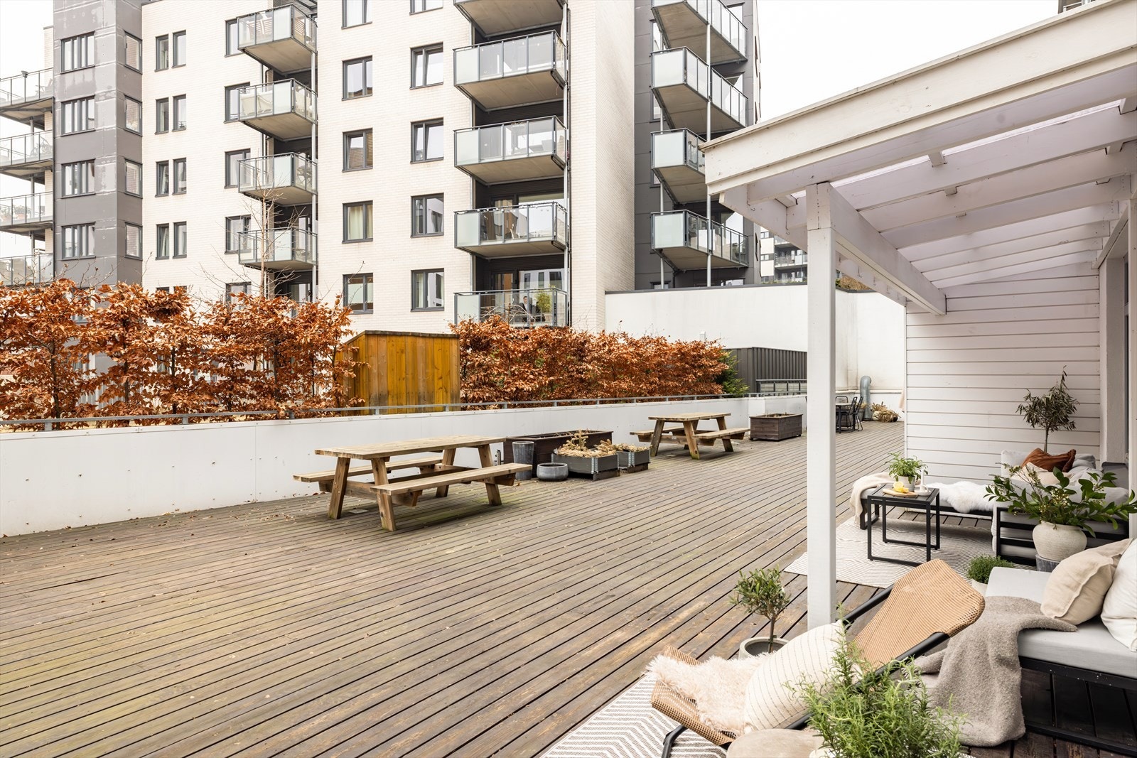 Uteplassen er en del av sameiets fellesareal, men 13 kvm disponeres av denne seksjonen. Galleribilde