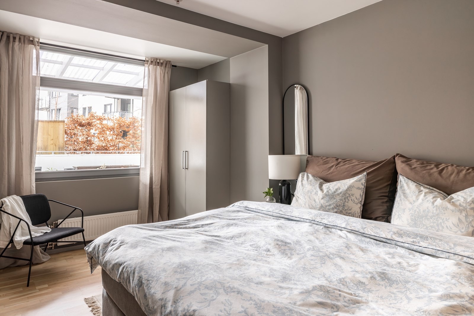 Lunt hovedsoverom malt i en tidsriktig farge, som gir en god atmosfære til rommet. Galleribilde