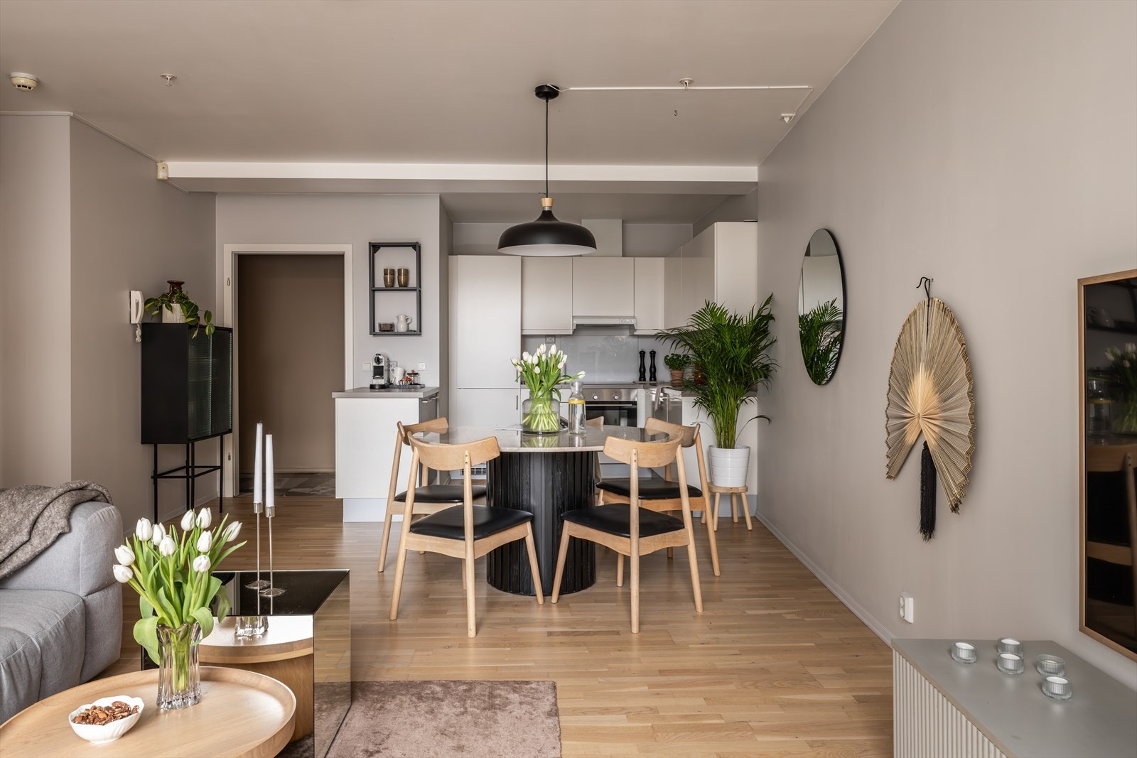 Den sosiale utformingen gir en god atmosfære, samt en god takhøyde. Galleribilde