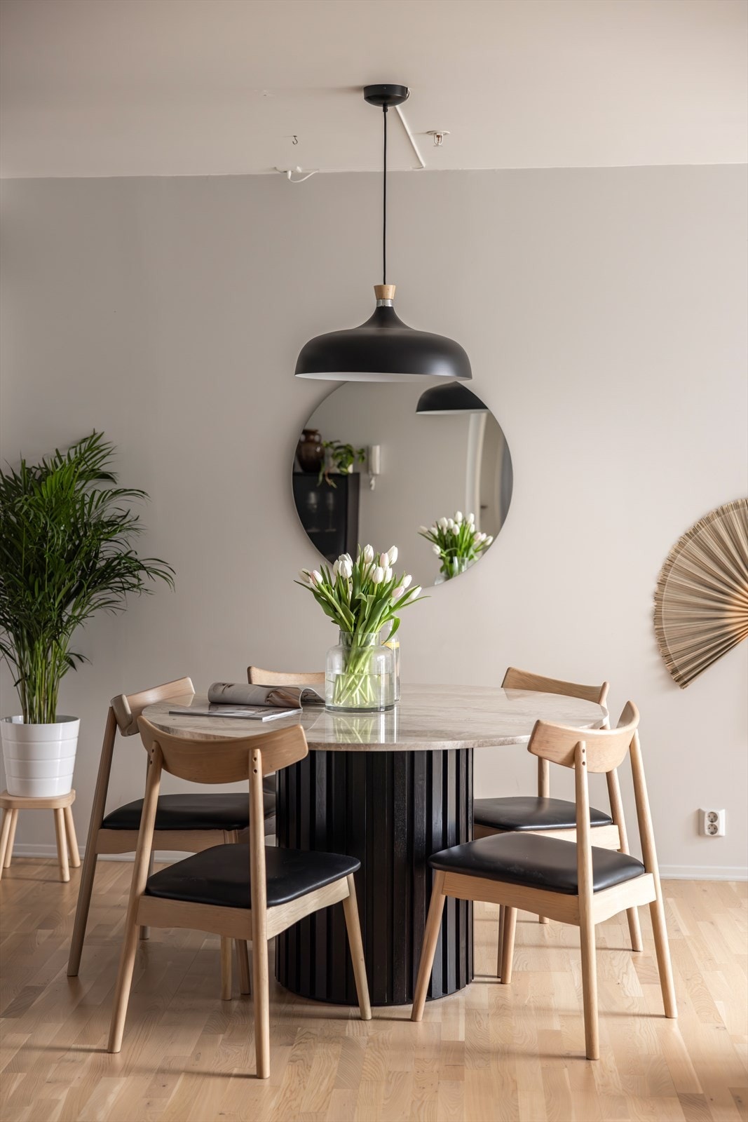 Plass til stort spisebord - perfekt for å samle venner og familie til et hyggelig måltid. Galleribilde