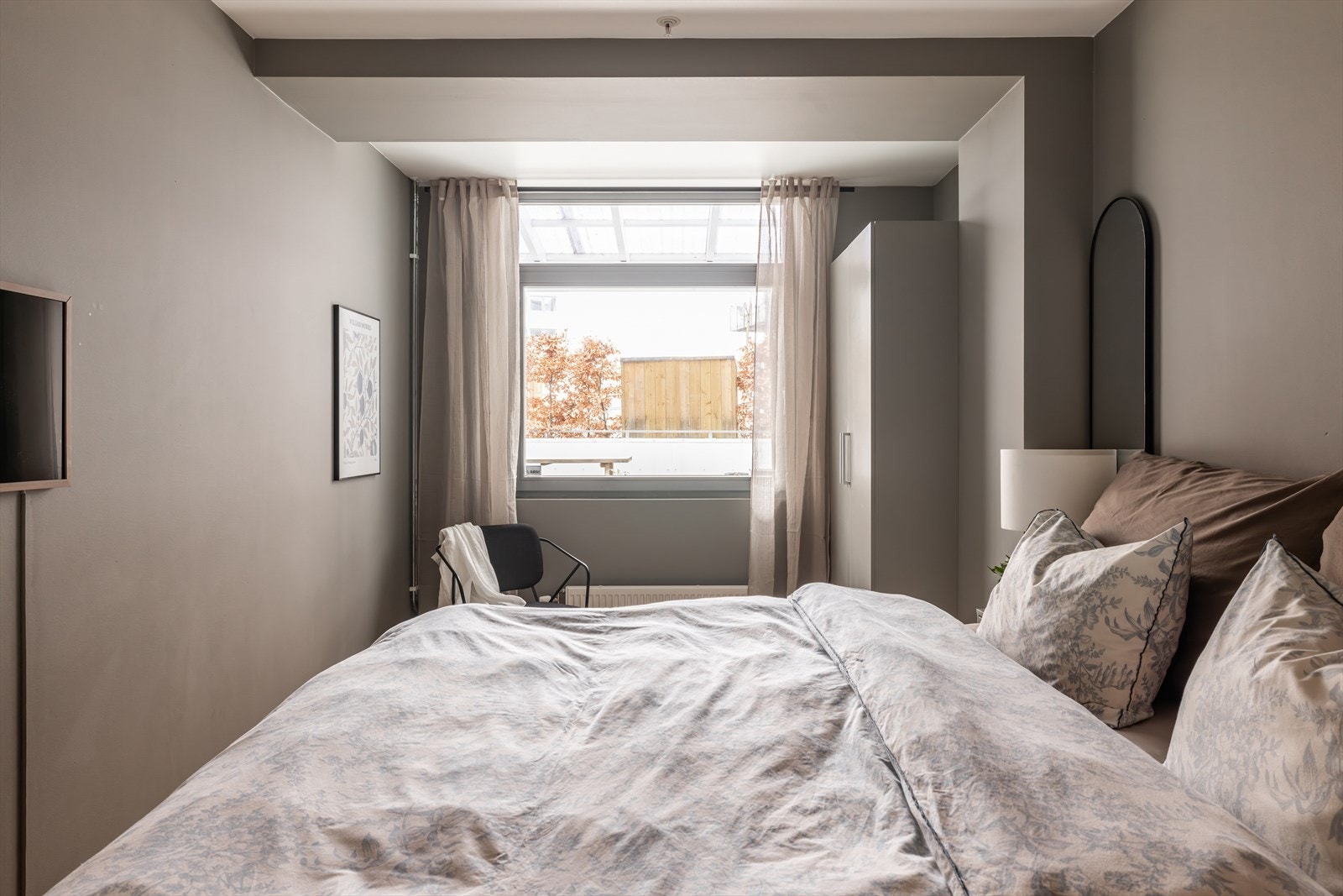 Det er god plass for dobbeltseng med tilhørende nattbord på hver side, i tillegg til garderobeskap. Galleribilde