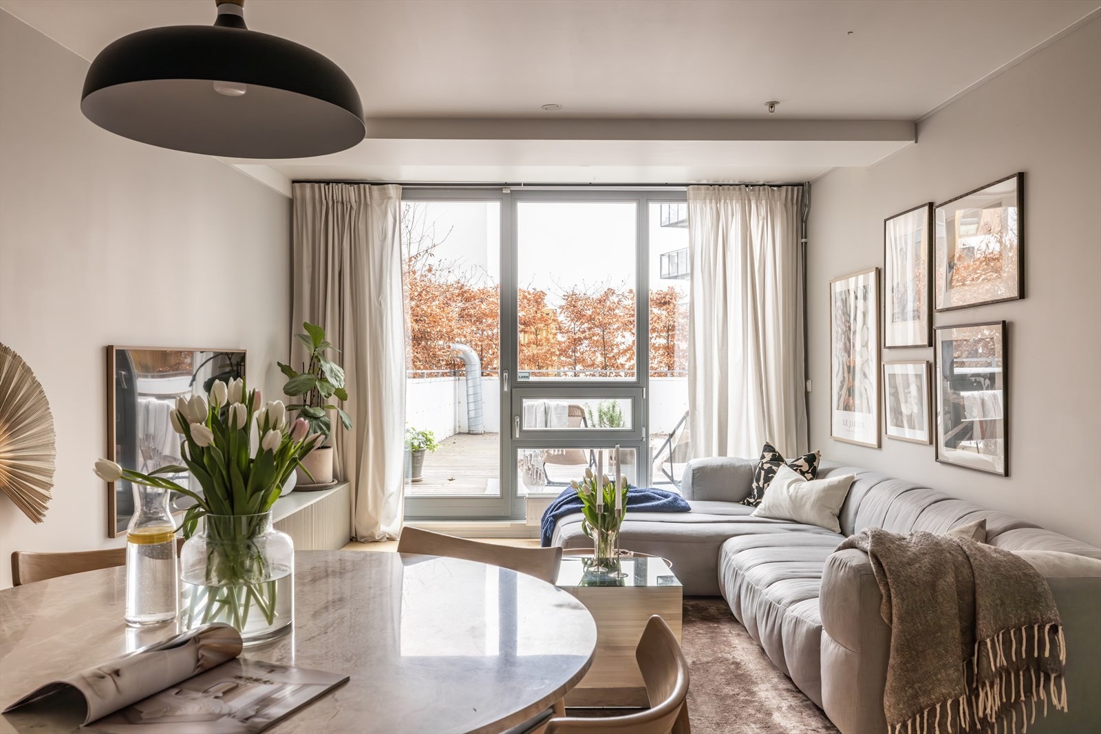 Leiligheten har store, flotte vindusflater, som gir masse lysinnslipp. Galleribilde