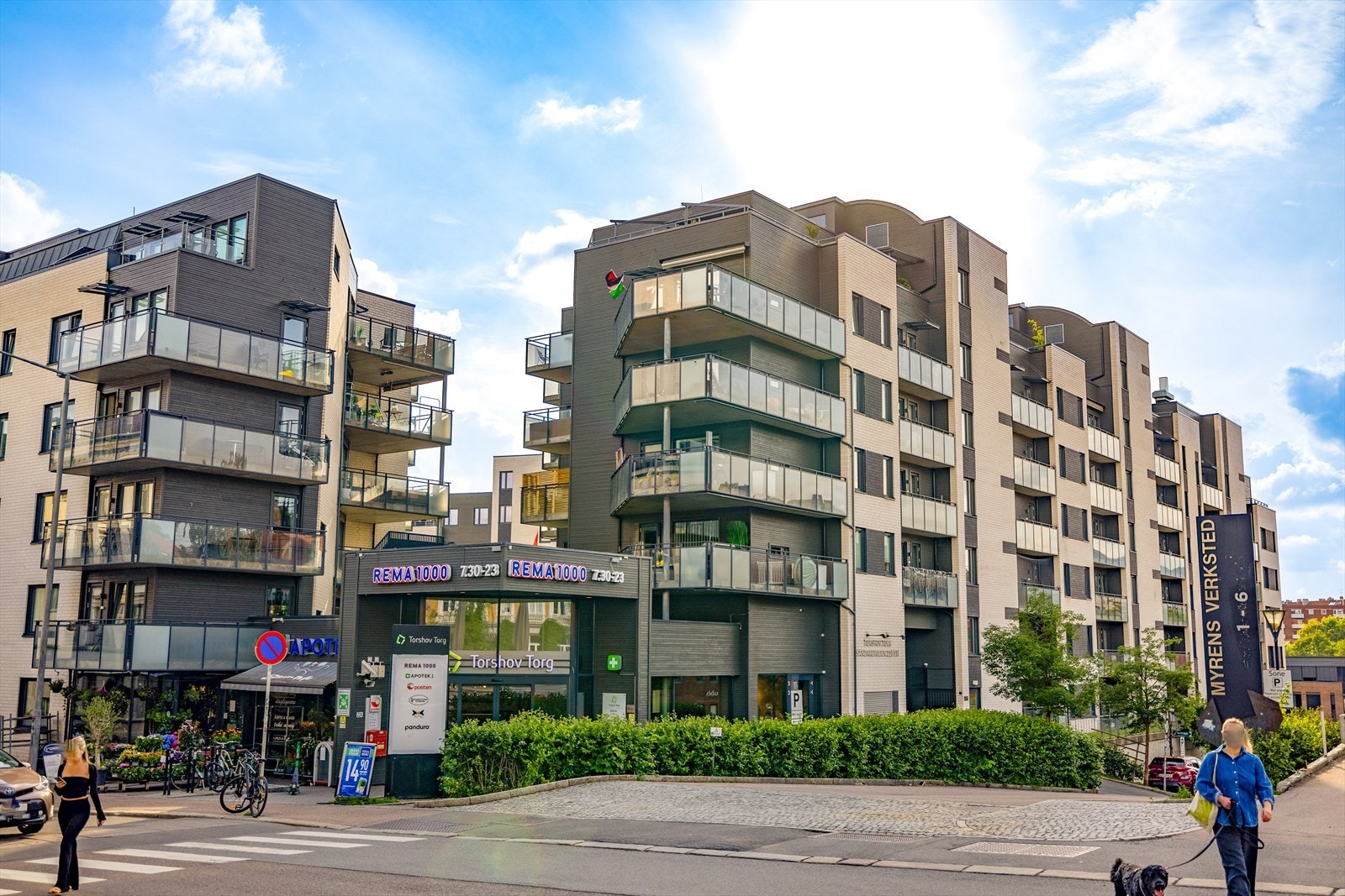 På Torshov Torg finner du Rema 1000, posten, apotek, blomsterbutikk og sushi. Galleribilde