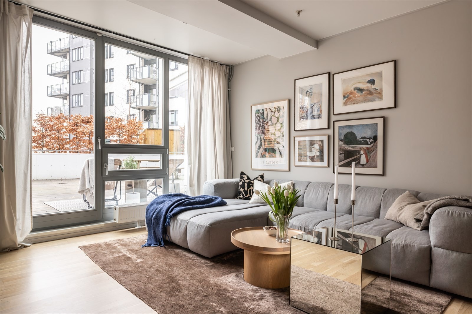 En delikat fargepalett er gjennomgående for leiligheten. Galleribilde