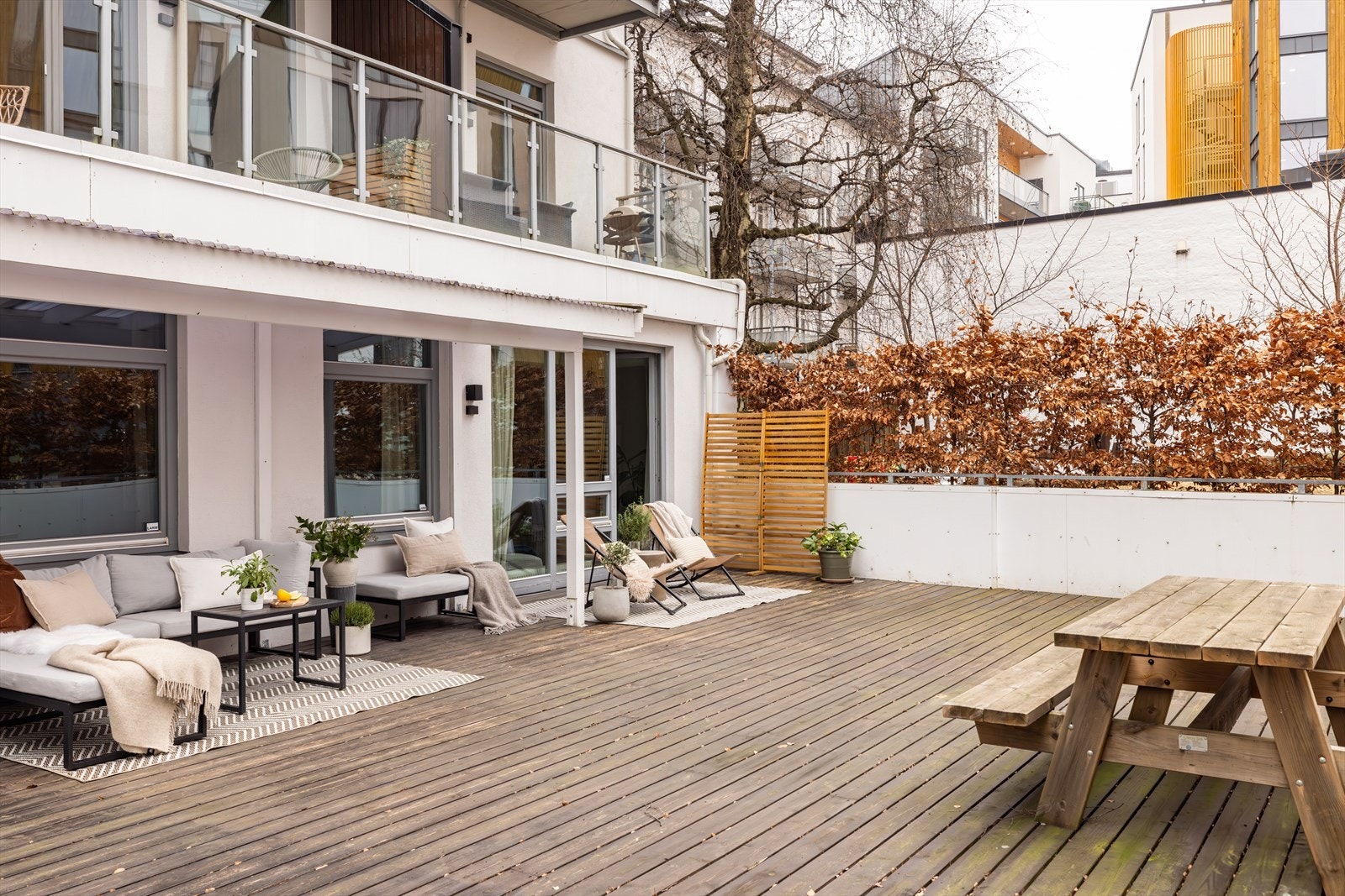 Her har du plass til flere soner med sittegrupper, grill og beplantning. Galleribilde