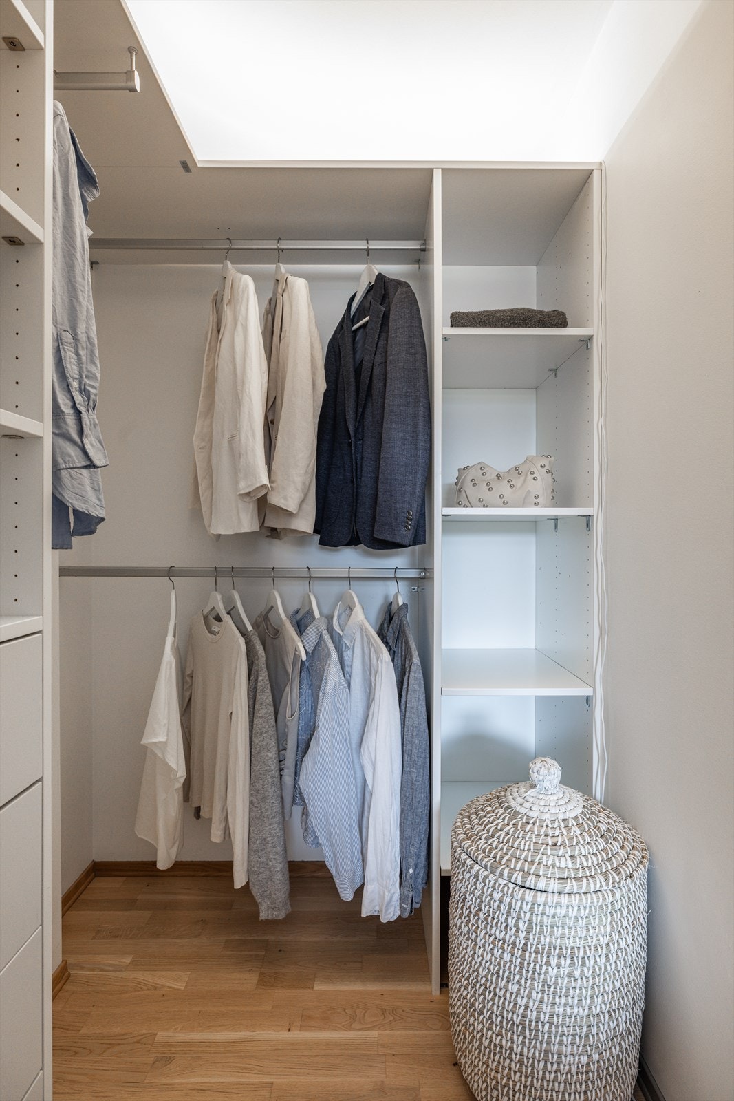 Garderoben er innredet med hyller og oppheng for klær. Galleribilde