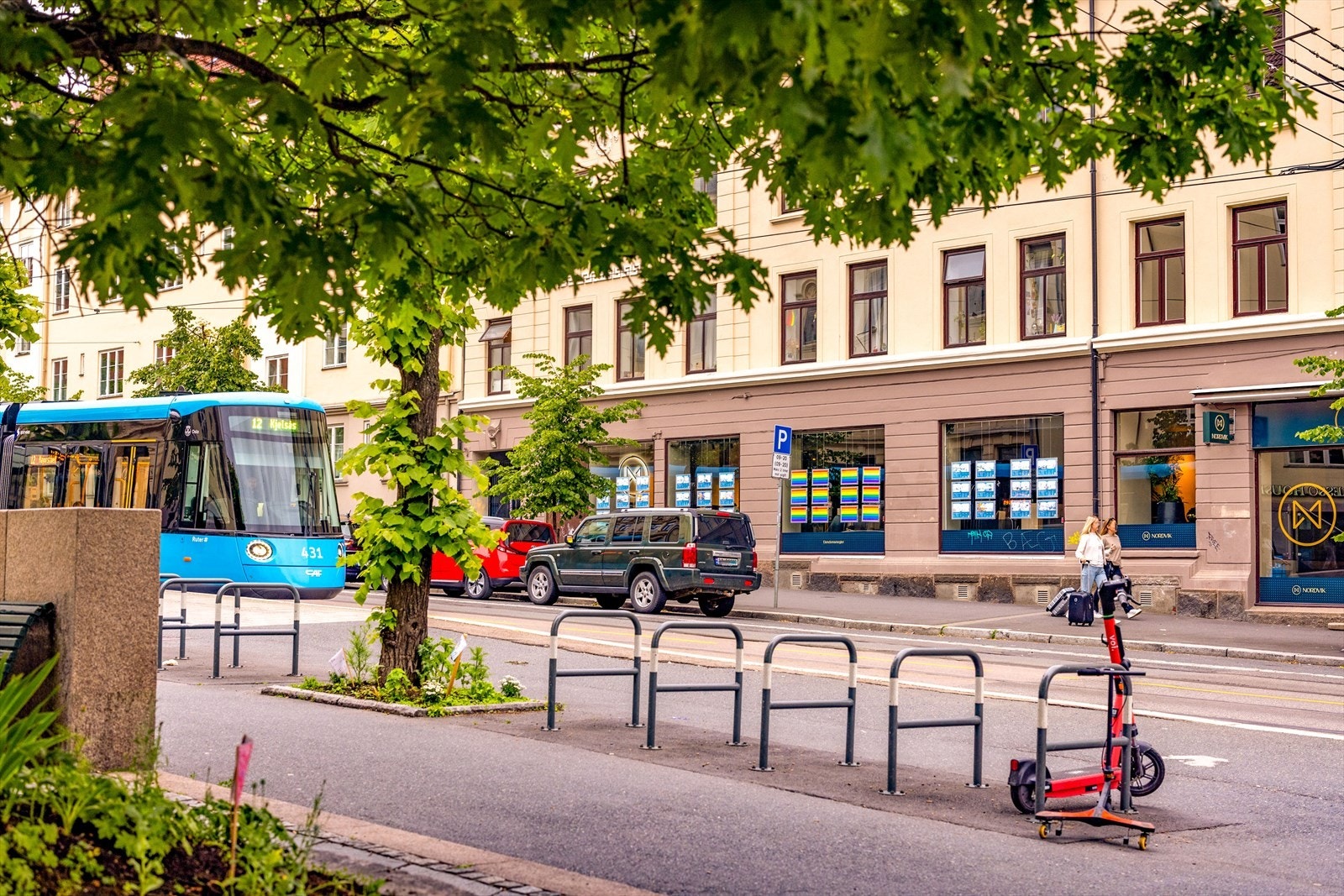 Gode kollektivmuligheter i området med både trikk og buss | Trikken går fra Vogts gate og 20-bussen fra Torshov kommer du deg enkelt videre dit du vil. Galleribilde