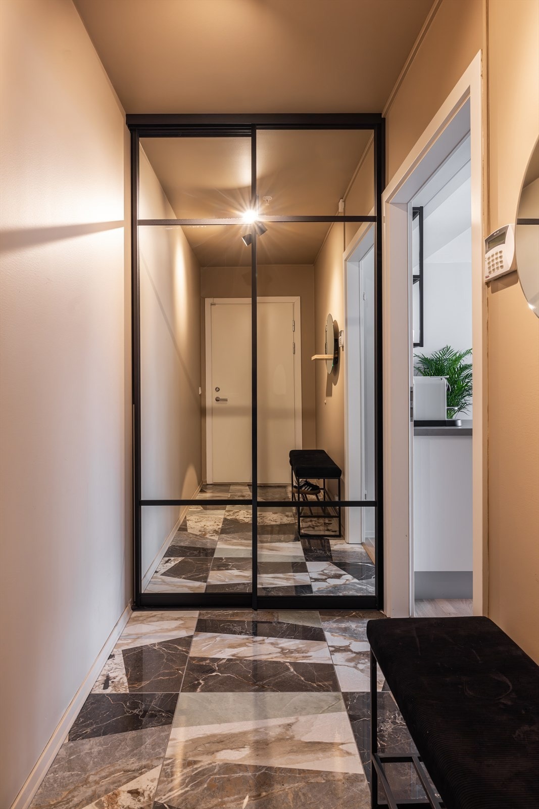 Du blir møtt av en innbydende entré med stilige fliser på gulvet. Galleribilde