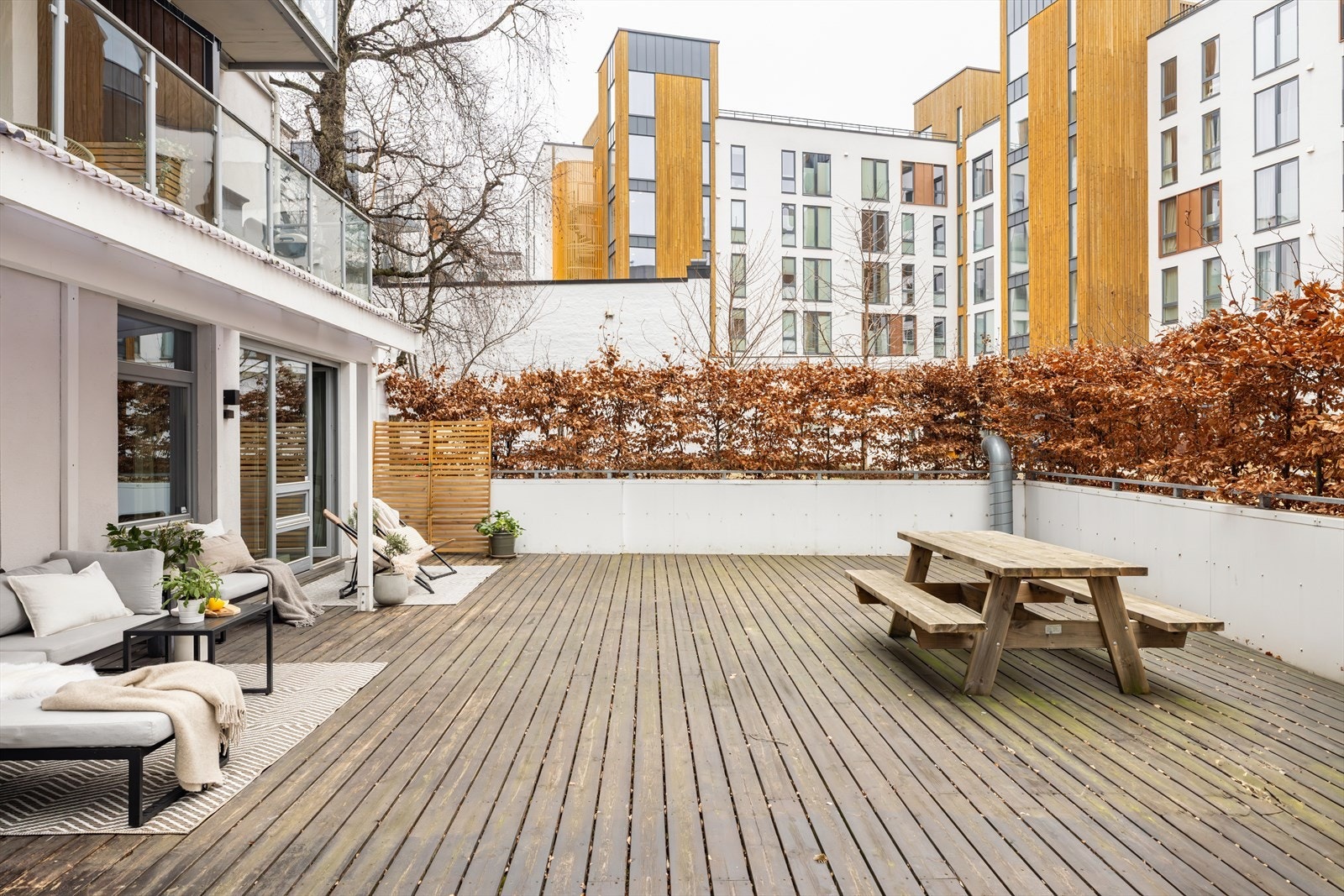 Fra stuen er det utgang til en stor terrasse. Galleribilde