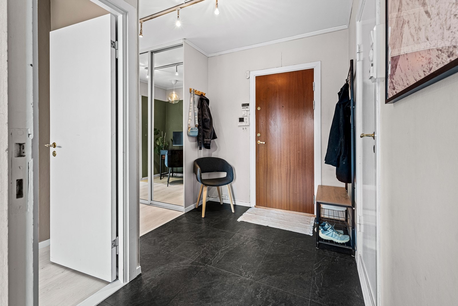 I tilknytning entreen finner du baderom og et lite "kontor" Galleribilde