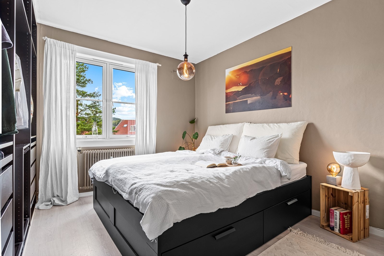 Soverom av god størrelse som vender ut mot en stille og frodig bakgård Galleribilde