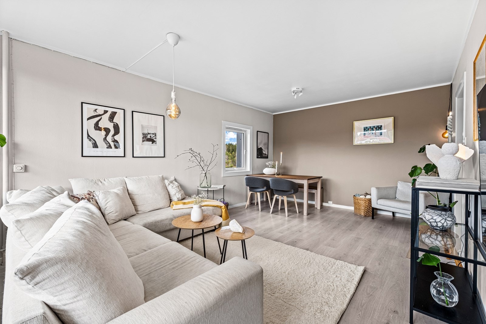 Moderne og lyse fargevalg, samt store vindusflater som slipper inn rikelig med naturlig lys gir en ekstra god romfølelse Galleribilde