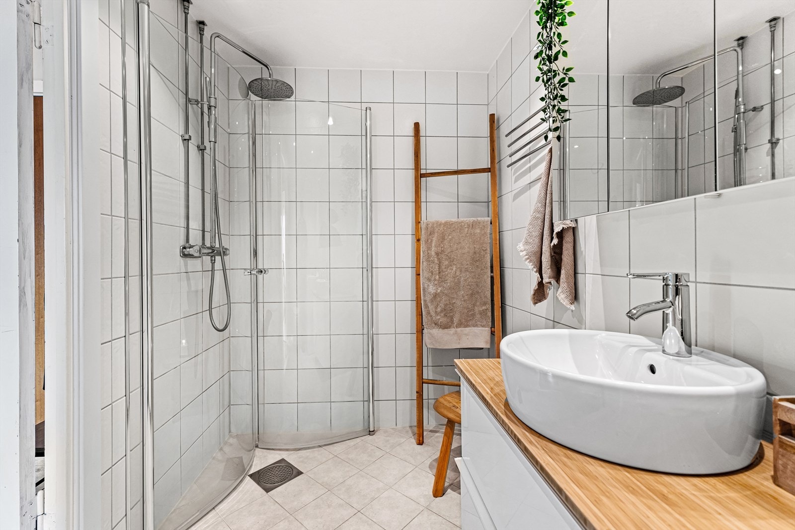 Baderom av god størrelse fra 2016 med stor dusjson og godt med lagring i servant- og speilskap Galleribilde