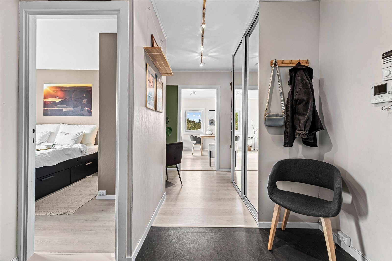 I entreen får du rikelig med oppbevaring i stor skyvedørsgarderobe, samt god plass til sko- og hatte-hylle Galleribilde