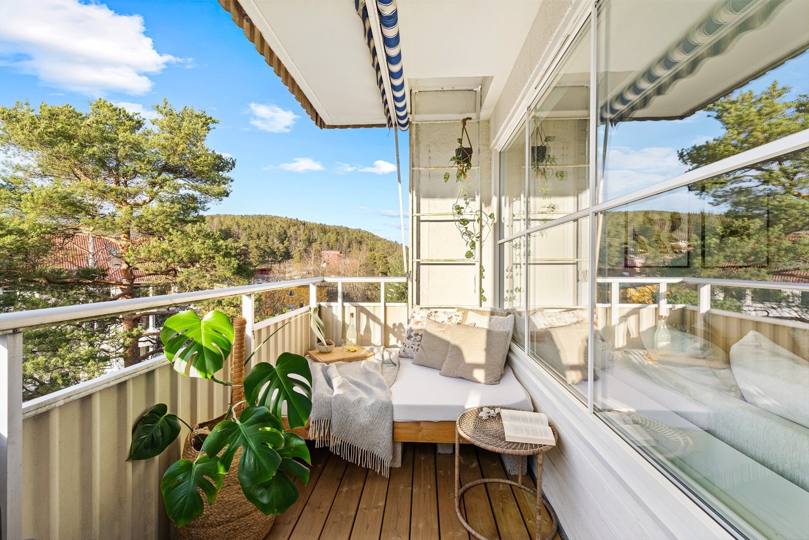 Solrik balkong som vender ut mot stille og rolig grøntareal Galleribilde