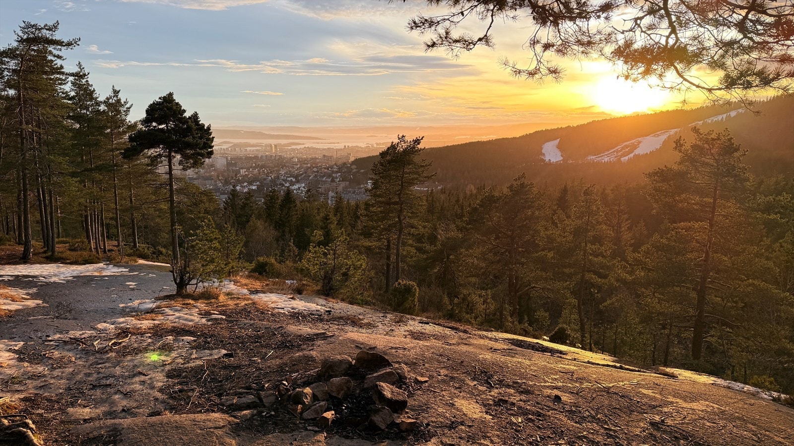 En liten spasertur unna leiligheten finner man Isberget med frodig natur og nydelig utsikt. Galleribilde
