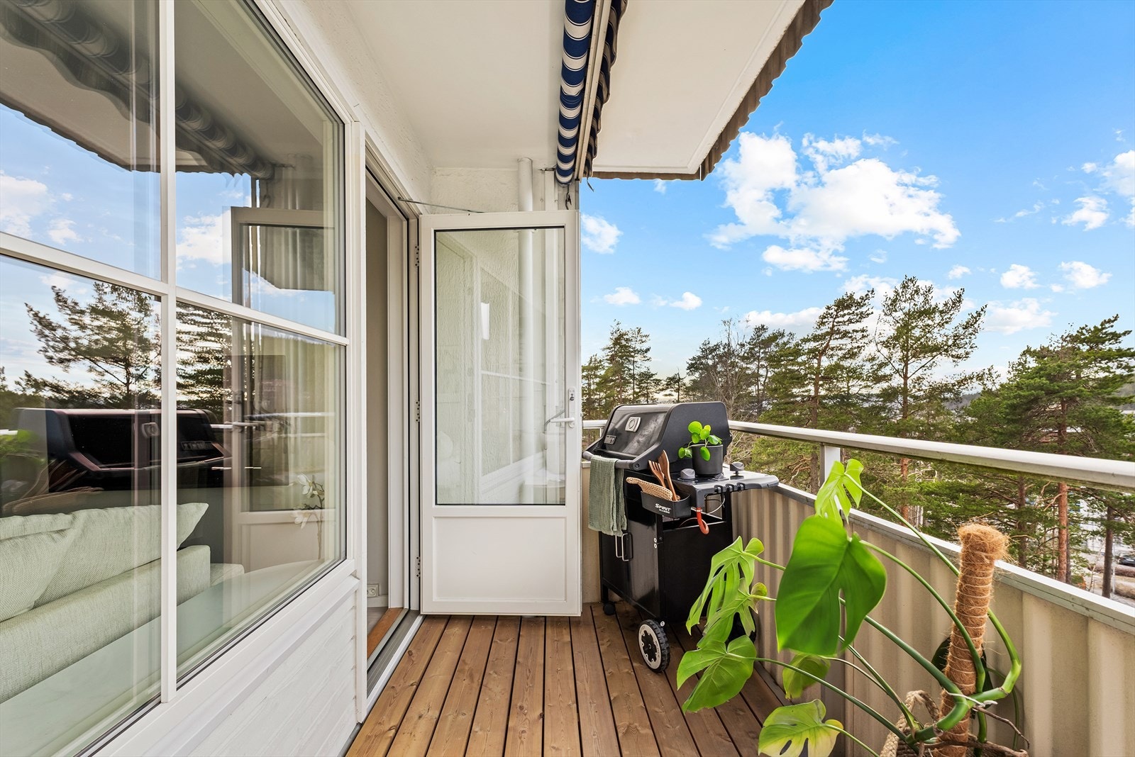 God plass til sofagruppe og grill Galleribilde