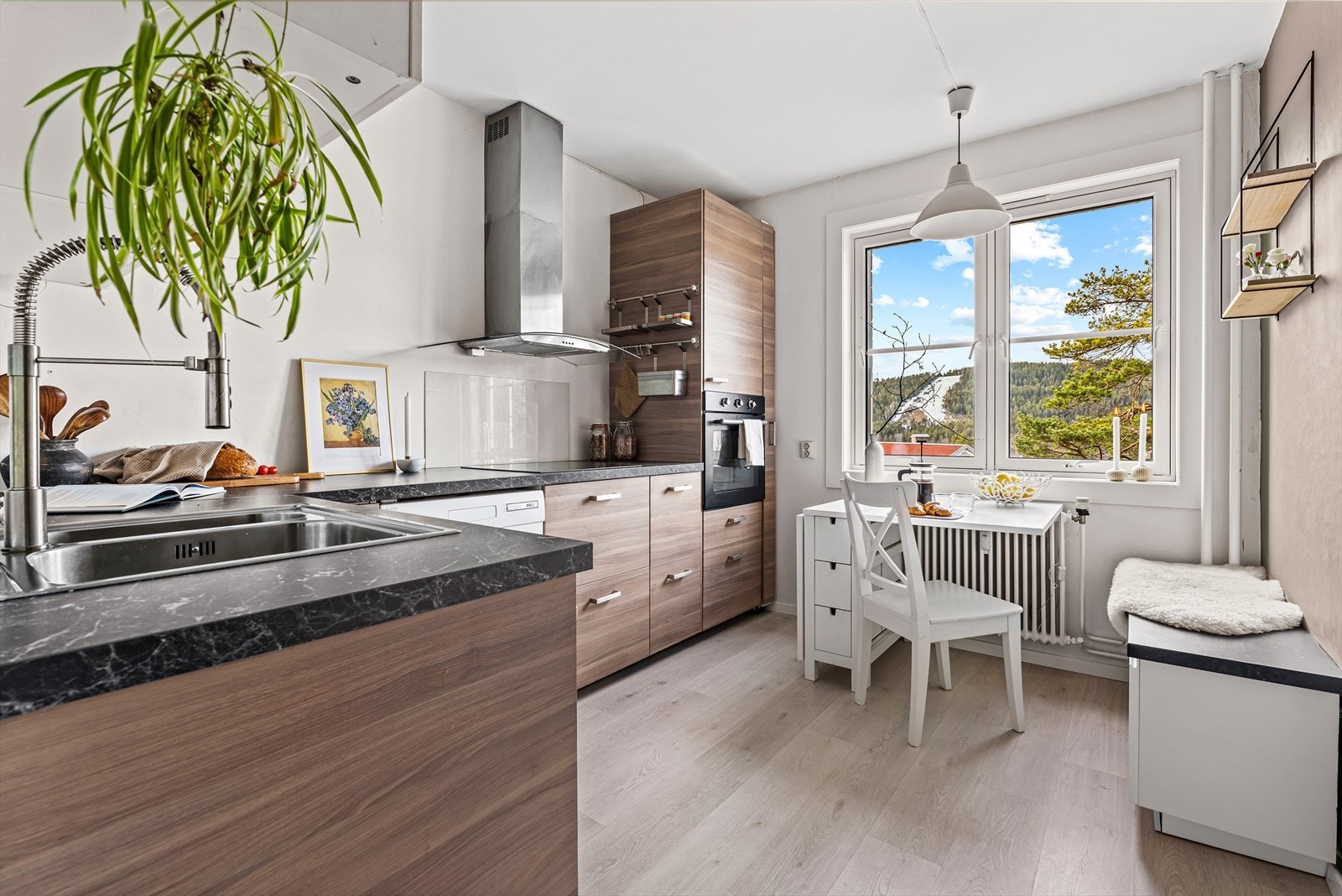 Stilfullt separat kjøkken fra 2015 med god plass til spisebord Galleribilde