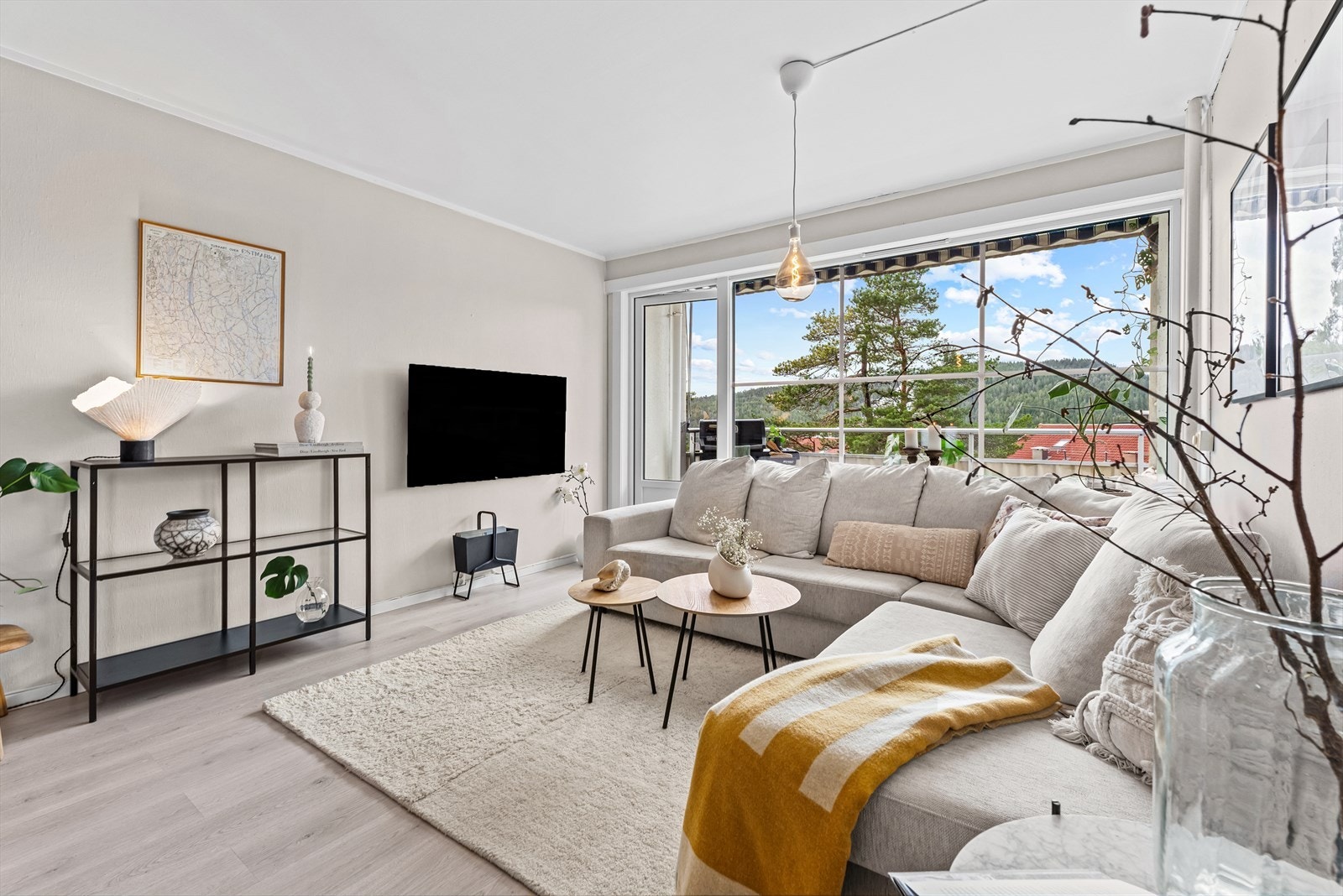 Stuen er av god størrelse med plass til en stor sofagruppe og spisebord Galleribilde